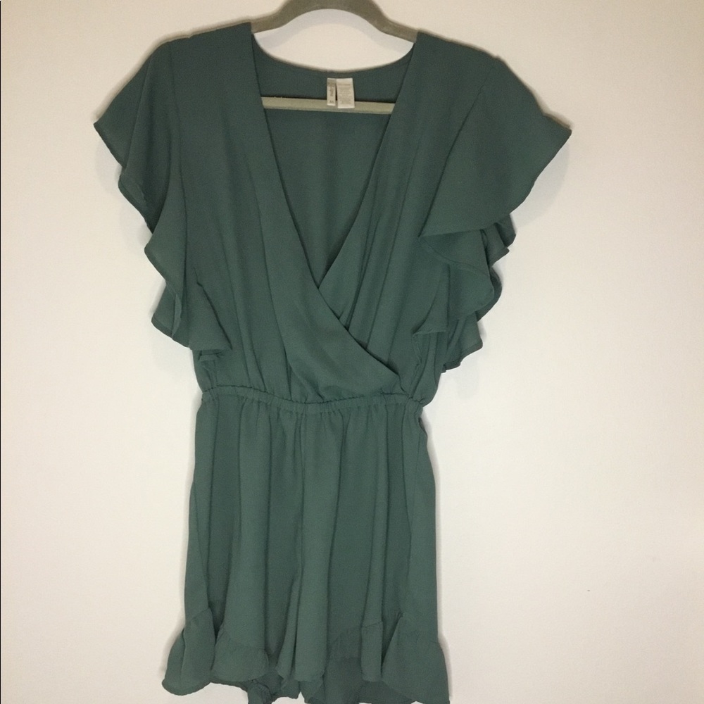Olive Ruffle romper - Picture 2 of 3